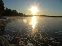 Skär i isen efter morgonpigga åkare